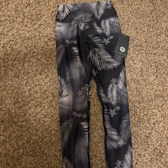 Scorpio Sol Brenda Leggings XS Xtra Small Black Tropical Print Ankle Length NWT - Picture 1 of 3